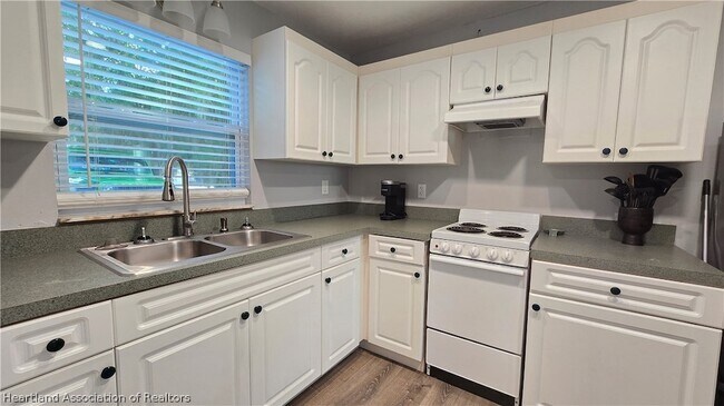 Foto del edificio - 685 Lake June Rd