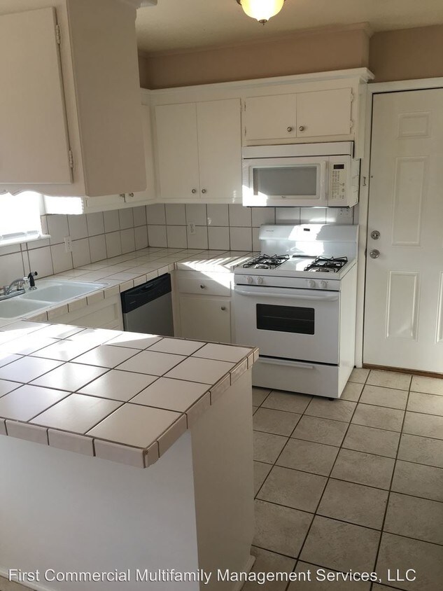 Foto principal - 6132-6136 Madison Pl