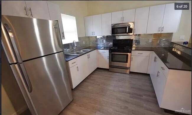 Building Photo - 1702 W Garrison Dr