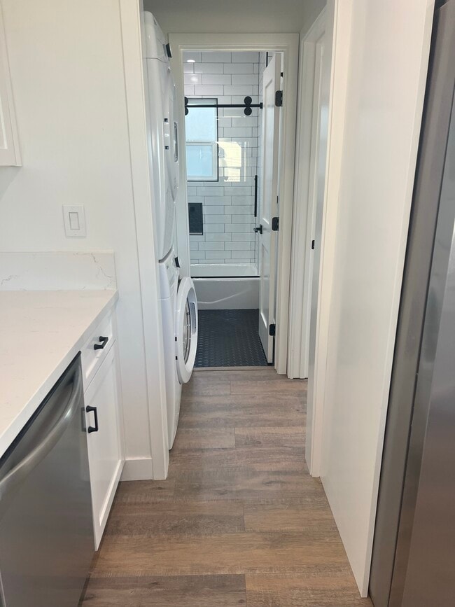 Building Photo - 1605-1/2 Blossom Lane