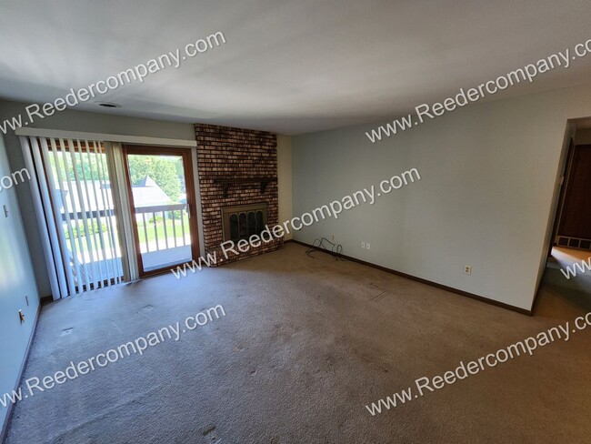 Building Photo - 2 Bedroom / 1 Bath Condo
