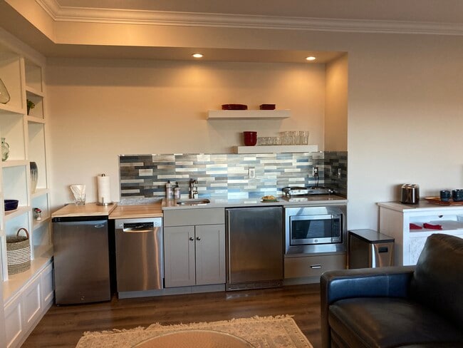 Full kitchnette - 6844 Carr St