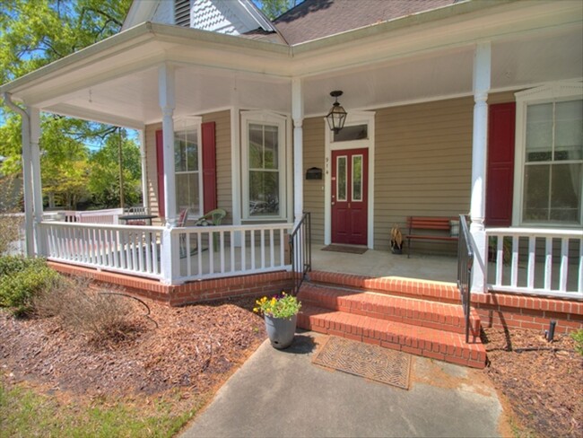 Building Photo - Gorgeous Updated Duplex in Morehead Hills ...