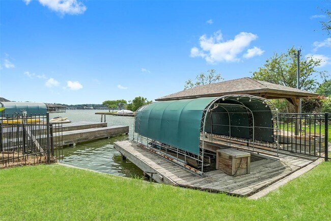 Building Photo - 9235 Deepwater Dr