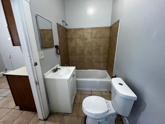 Foto del edificio - 353 W Greenwich St