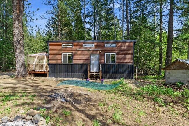 Foto del edificio - 1 Bedroom 1 Bath Cottage Style Studio Home with Off Street Parking Available in Sagle, Idaho!