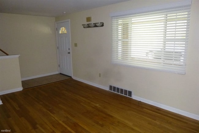 Building Photo - 185 Bale Dr