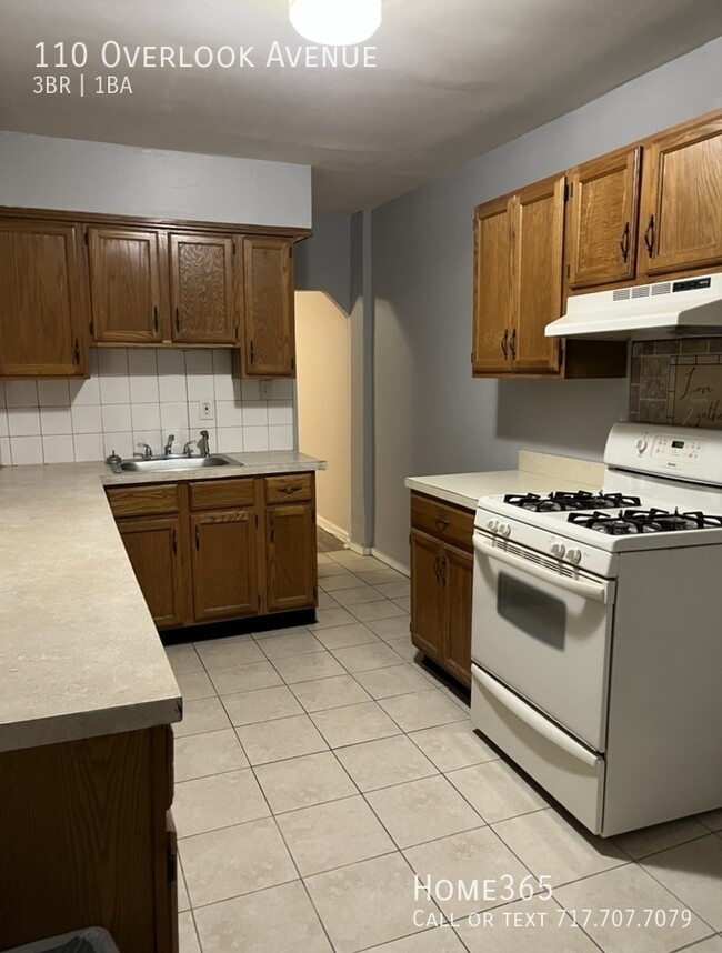 Building Photo - 3 Bedroom, 1 Bath Townhome