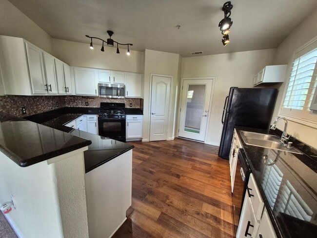 Building Photo - Adorable 2 bedroom 2 bath with Loft Townhome