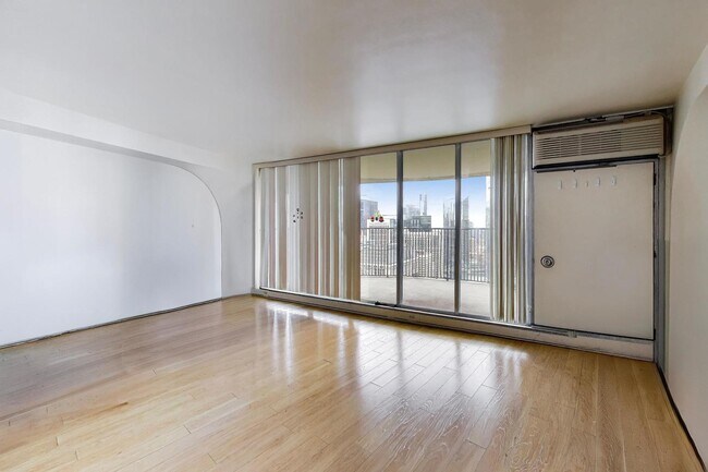 Foto del edificio - 300 N State St