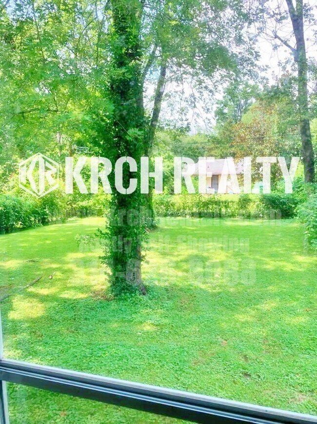 Building Photo - Roomy 3 bedroom, 1 bathroom w/ garage!