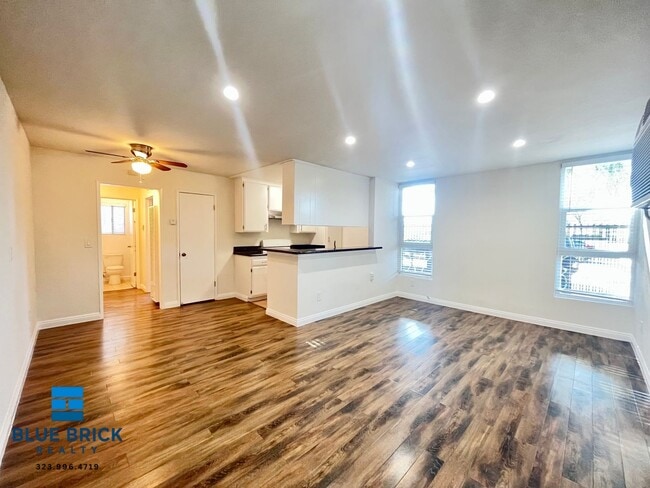 Building Photo - 14831 Delano St
