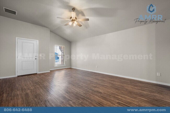 Foto del edificio - 3 Bedroom For Summer Pre-Lease!