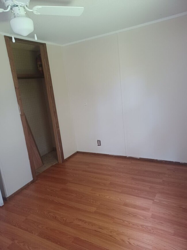 Foto del edificio - 2 bedroom home on nearly one acre!