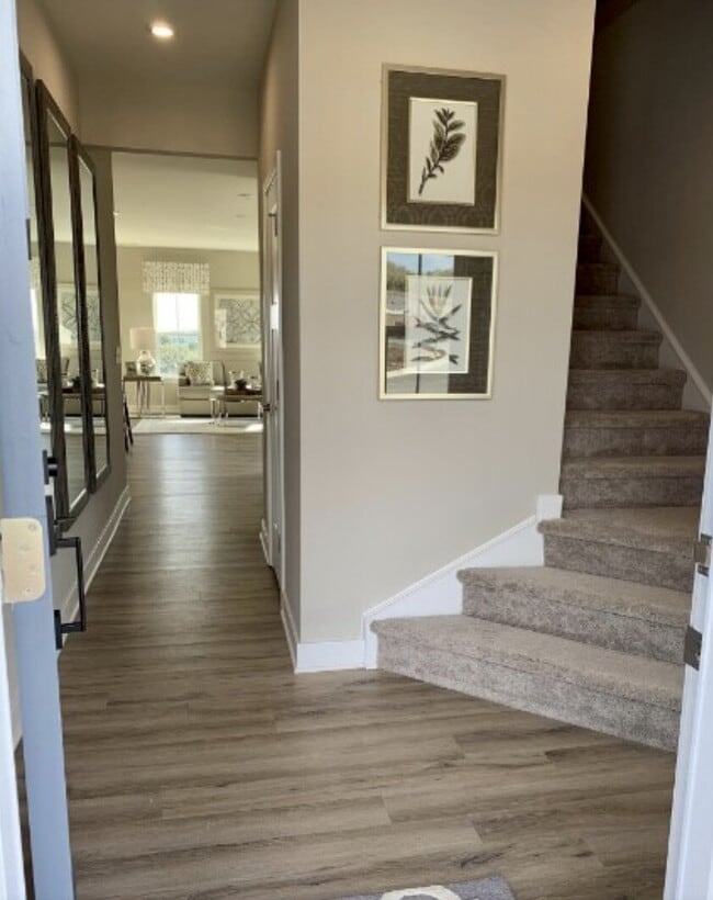 Building Photo - 3 Bedroom, 2.5 Bath End Unit Townhome on C...