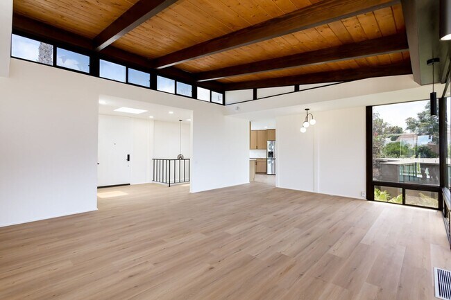Foto del edificio - Renovated Post-Modern with Sweeping Canyon Views