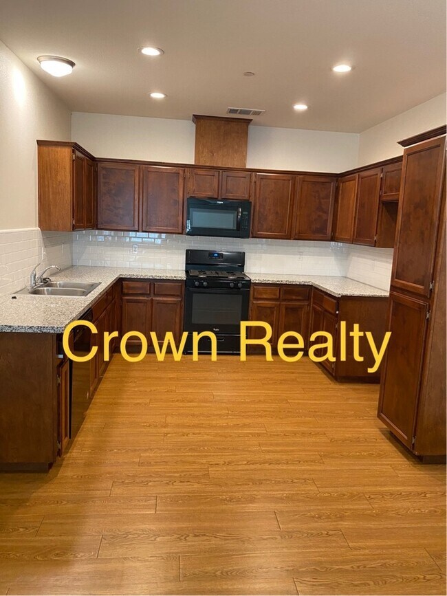 Foto del edificio - Newer 3/2 Town Home - Porterville