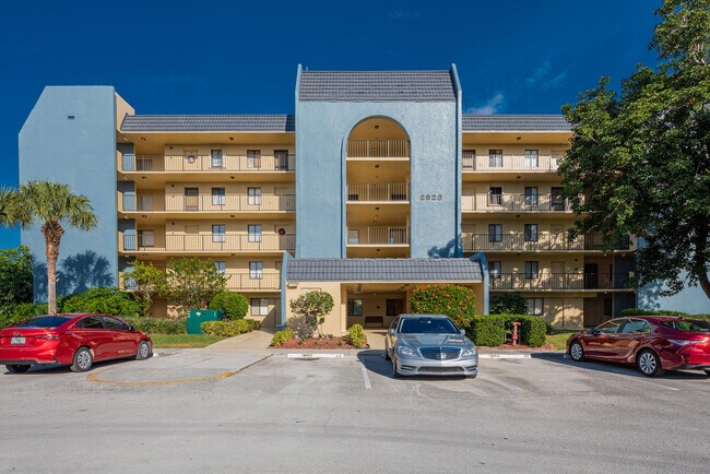 Building Photo - 2828 Tennis Club Dr