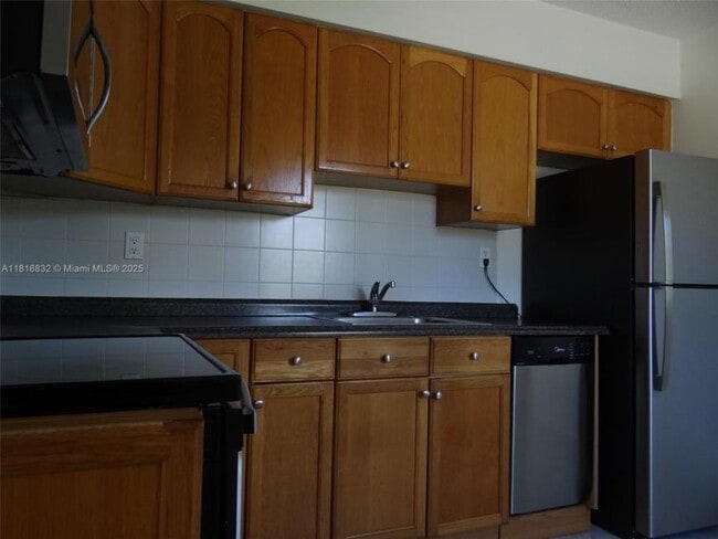 Building Photo - 2 bedroom in Hallandale FL 33009