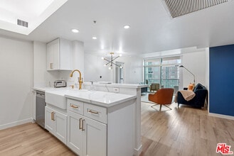 Building Photo - 13700 Marina Pointe Dr