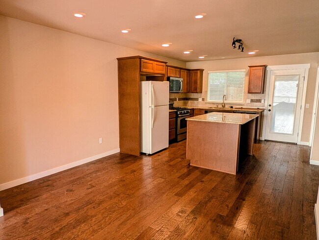 Foto del edificio - Spacious 3 Bedroom House with Air Conditio...