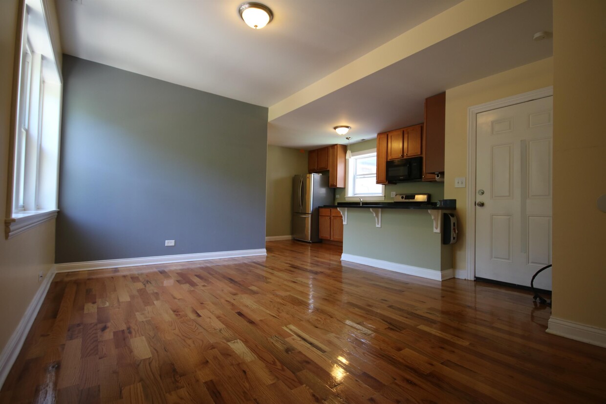Foto principal - 2046 N St Louis Ave
