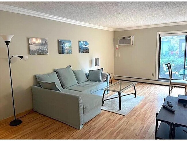 Foto del edificio - 4560 Cedar Lk Rd S