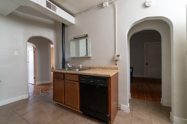 Building Photo - 2022 College St