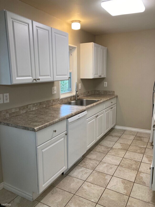 Building Photo - 3 br, 1 bath House - 34 Essex St