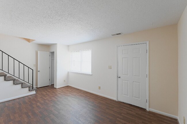 Foto del edificio - 411 Hermitage Dr