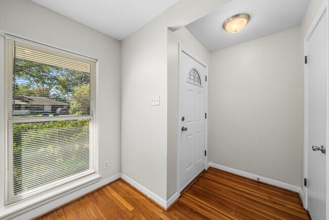 Foto del edificio - 9614 Long Branch Ln