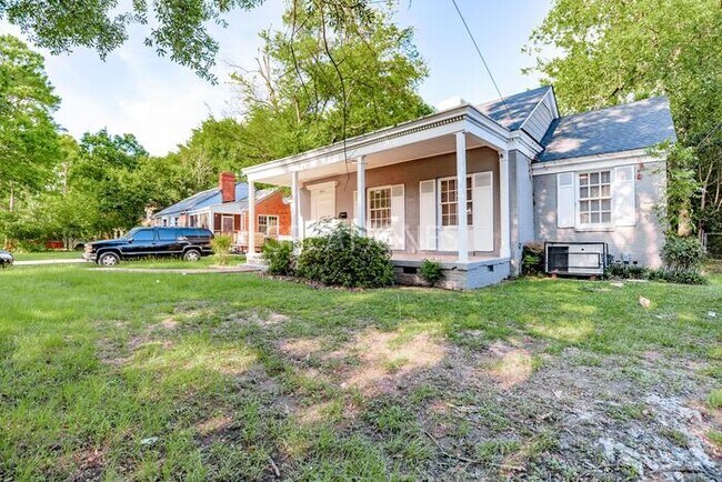 Building Photo - NOW OFFERING ½-MONTH FREE OFF FIRST FULL M...