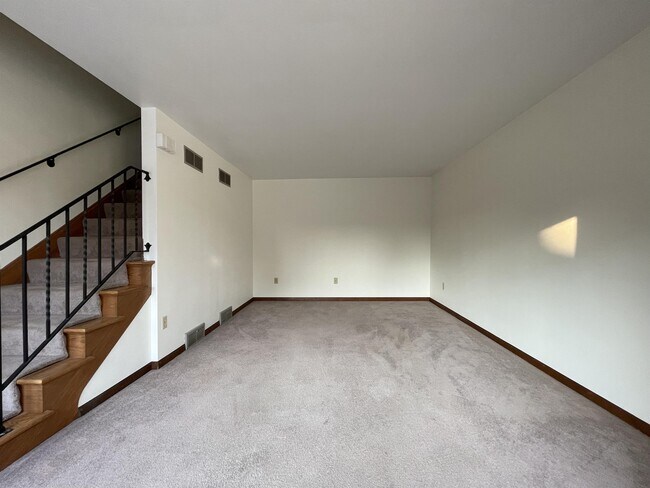 Building Photo - 464 E 7th Ave