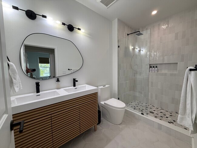 Foto del edificio - 130 River Landing Dr
