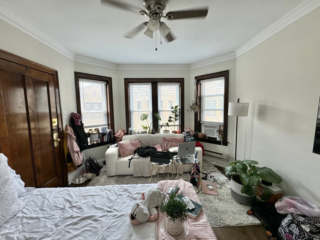 Primary Photo - 3825 N Greenview Ave