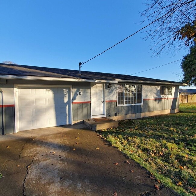Building Photo - Cozy 2 Bed, 1 Bath duplex with large yard - Won't Last Long!