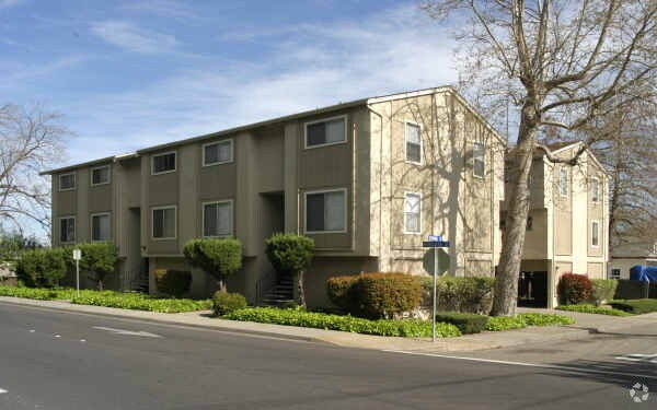 Building Photo - 405 Susana St