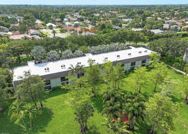 Foto del edificio - 711 Forest Club Dr
