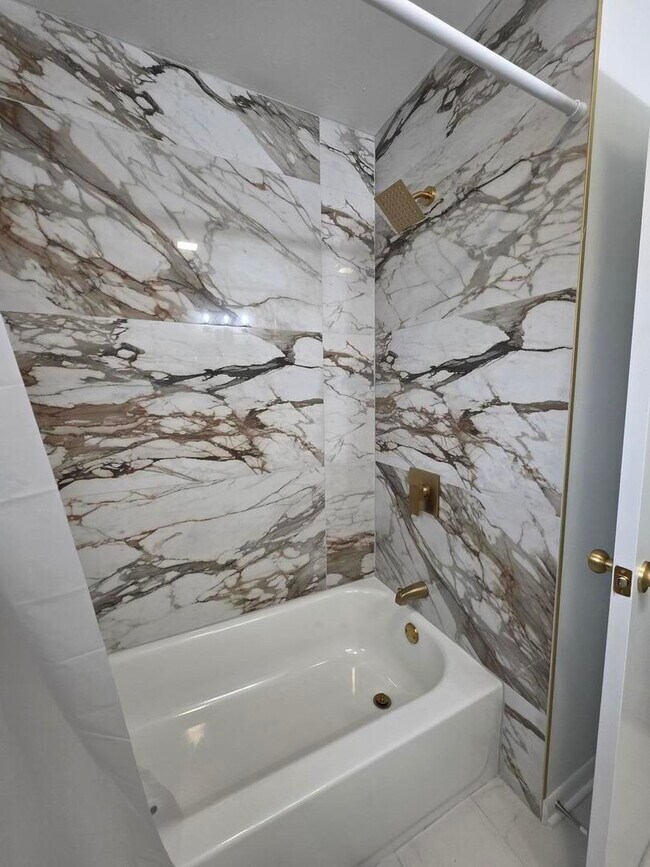 Foto del edificio - 14716 Dorchester Ave