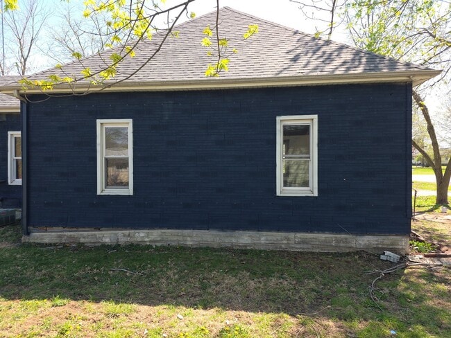 Building Photo - 207 N 1st St