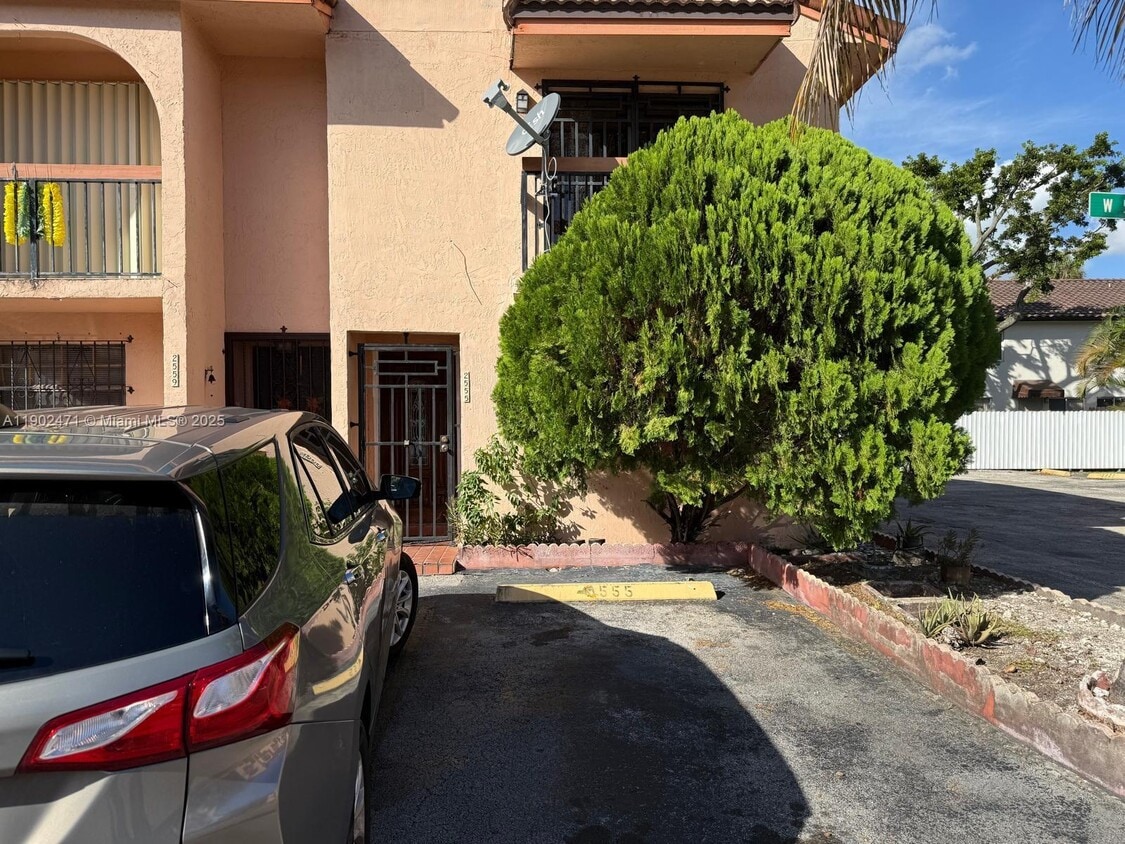 Primary Photo - 2555 W 53rd St