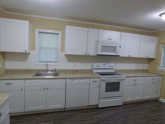 Building Photo - 901 Barn St