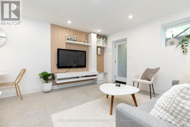 Building Photo - 55 Dearbourne Ave