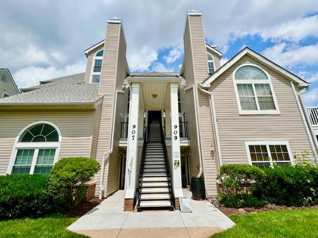 Building Photo - Beautiful 2-Level top floor condo close to...