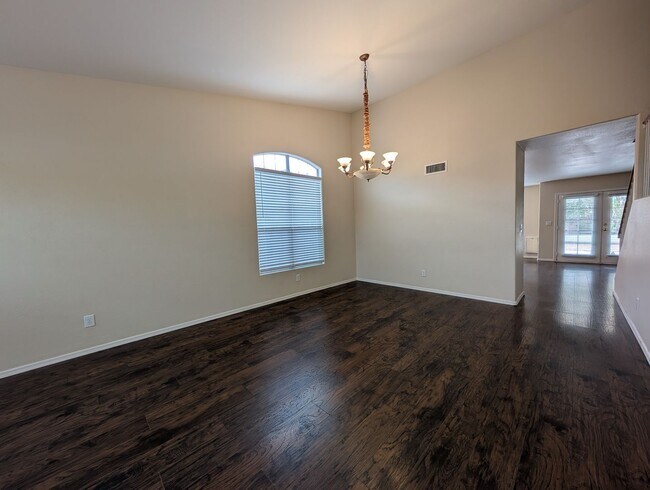 Foto del edificio - 4 Bedroom 2.5 Bathroom Lakewood Home