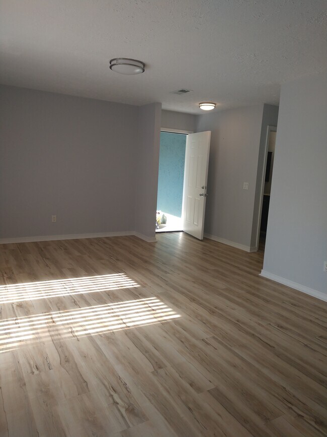 Puerta de entrada/Sala de estar - 2510 W 9th St