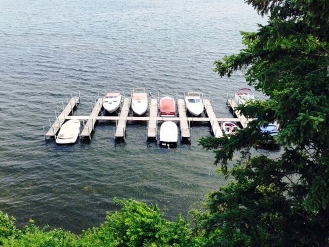 Foto del edificio - Comfortable 2-Bedroom Condo Near Lake Minnetonka – Private Deck & Resort-Style Amenities