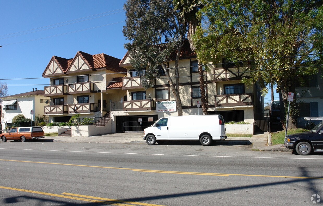 Foto del edificio - 7119 Hazeltine Ave