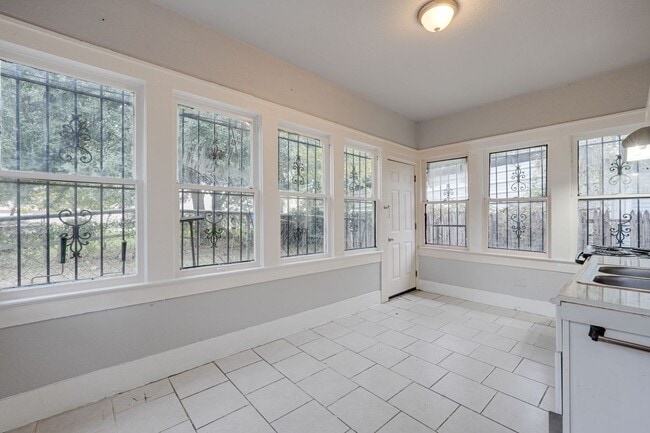 Building Photo - 3 Bed 2 Bath House for Lease