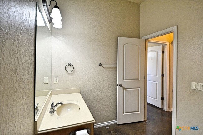 Building Photo - 2428 Kolton St